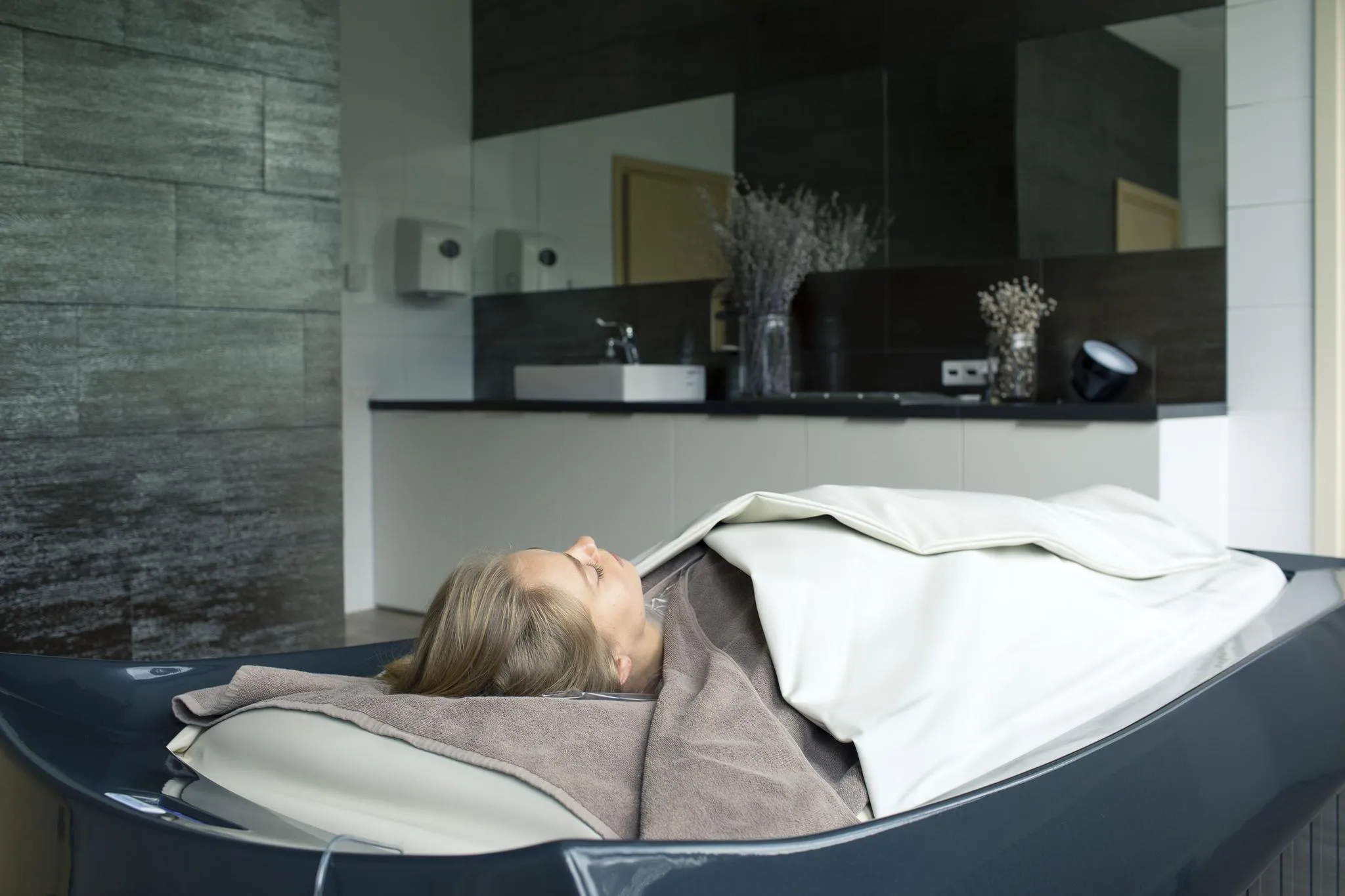 Аромаобертывание Comfort Zone на флотирующей кушетке