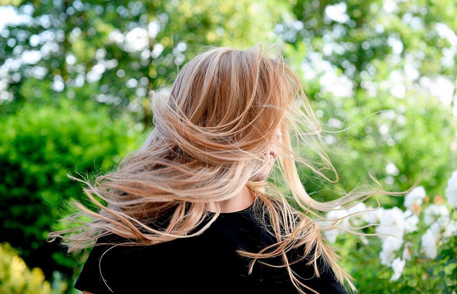 Как улучшить состояние волос на самоизоляции или почему нужно мыть голову три раза в неделю: мнение экспертов